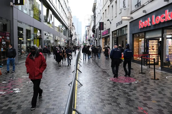 Lidé Obličejových Maskách Procházejí Kolem Znovuotevřeného Obchodu Bruselu Belgie Prosince — Stock fotografie