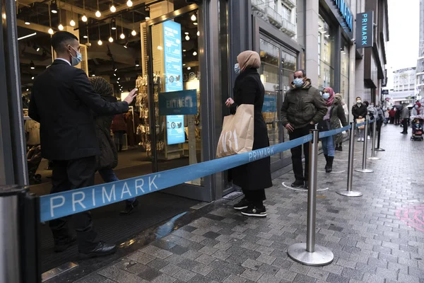 Lidé Stojí Frontu Před Obchodem Rue Neuve Bruselu Dne Prosince — Stock fotografie