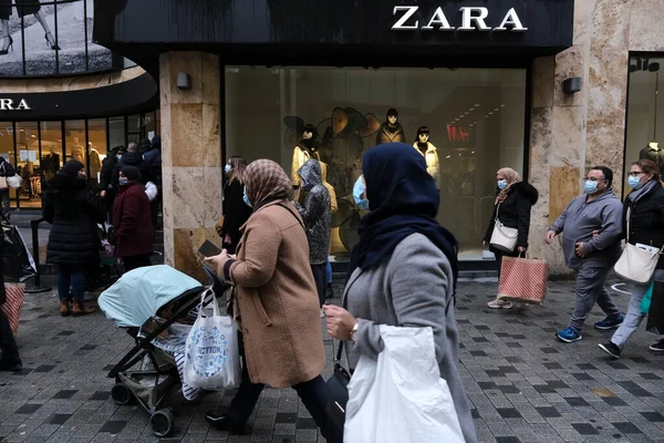 Människor Köar Utanför Butik Rue Neuve Bryssel Den December 2020 — Stockfoto