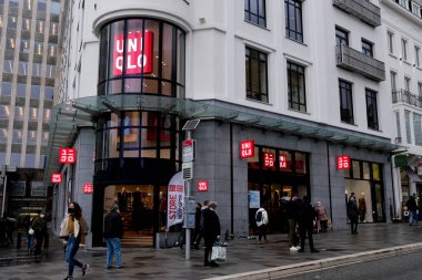 1 Aralık 2020 'de Brüksel, Belçika' daki UNIQLO giyim perakendecisinin dış görünümü