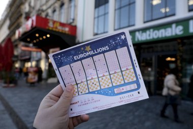 Belçika, Brüksel 'de 1 Aralık 2020' de bir adam piyango bileti tutuyor..
