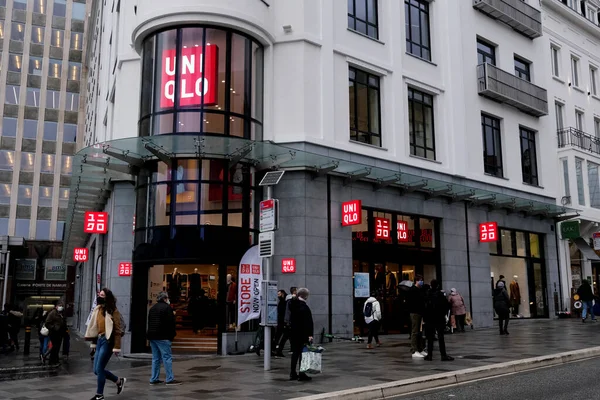 2020年12月1日在比利时布鲁塞尔的Uniqlo服装零售商商店的外景 — 图库照片