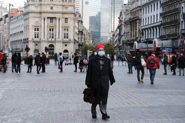 Starszy Mężczyzna Masce Spaceruje Centrum Brukseli Belgia Grudnia 2020 — Zdjęcie stockowe