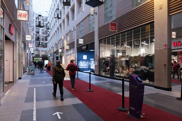 Emberek Sétálnak Bevásárlóközpont Brüsszel Belvárosában Belgium Dec 2020 — Stock Fotó