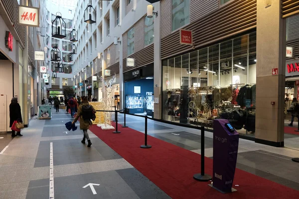 Άνθρωποι Περπατούν Στο Εμπορικό Κέντρο Στο Κέντρο Των Βρυξελλών Βέλγιο — Φωτογραφία Αρχείου