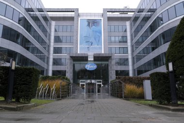 Brüksel, Belçika. 21 Aralık 2020. Pfizer İlaç Şirketi 'nin ofisinin dış görünüşü.