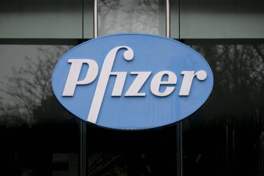 Brüksel, Belçika. 21 Aralık 2020. Pfizer İlaç Şirketi 'nin ofisinin dış görünüşü.