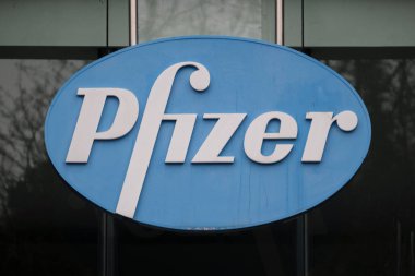 Brüksel, Belçika. 21 Aralık 2020. Pfizer İlaç Şirketi 'nin ofisinin dış görünüşü.