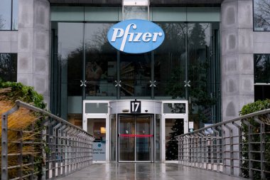 Brüksel, Belçika. 21 Aralık 2020. Pfizer İlaç Şirketi 'nin ofisinin dış görünüşü.