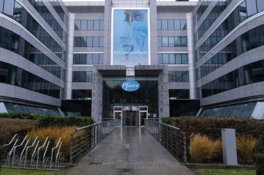 Brüksel, Belçika. 21 Aralık 2020. Pfizer İlaç Şirketi 'nin ofisinin dış görünüşü.