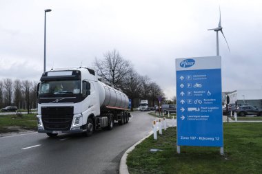 Puurs, Belçika. 22 Aralık 2020. Pfizer fabrikasına bir kamyon gidiyor..