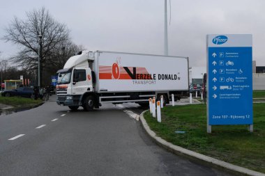 Puurs, Belçika. 22 Aralık 2020. Pfizer fabrikasına bir kamyon gidiyor..