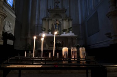 Saint Catherine 'in iç manzarası, 24 Aralık 2020' de Brüksel 'de Katolik kilisesi.