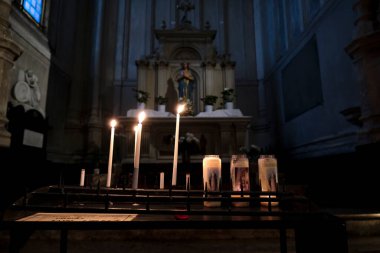 Saint Catherine 'in iç manzarası, 24 Aralık 2020' de Brüksel 'de Katolik kilisesi.