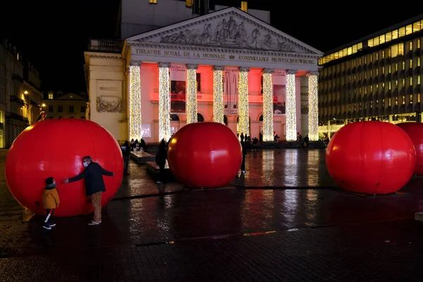 Gente Camina Entre Edificios Iluminados Decoraciones Navideñas Centro Bruselas Bélgica — Foto de Stock