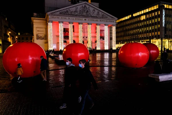Gente Camina Entre Edificios Iluminados Decoraciones Navideñas Centro Bruselas Bélgica — Foto de Stock