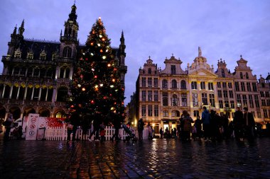 23 Aralık 2020 'de Belçika, Brüksel' de bir Noel ağacıyla süslenmiş Grand Place 'i insanlar ziyaret ediyor.