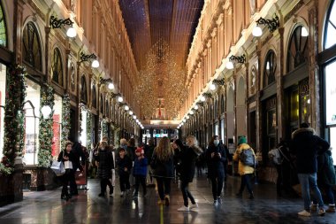 23 Aralık 202 'de Brüksel, Belçika' da ticari bir caddede yürüyen bir suçlu görülüyor.