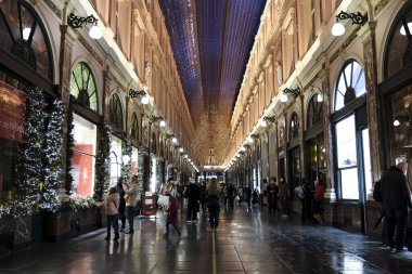 23 Aralık 202 'de Brüksel, Belçika' da ticari bir caddede yürüyen bir suçlu görülüyor.