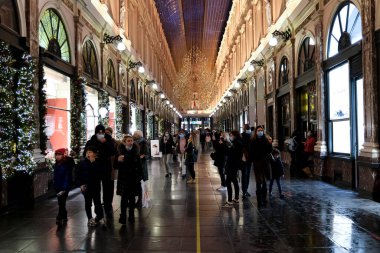23 Aralık 202 'de Brüksel, Belçika' da ticari bir caddede yürüyen bir suçlu görülüyor.
