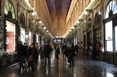 23 Aralık 202 'de Brüksel, Belçika' da ticari bir caddede yürüyen bir suçlu görülüyor.