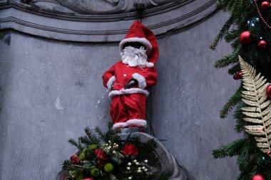 Brüksel 'in ünlü çeşme heykeli Manneken Pi' nin 25 Ocak 2020 'de Brüksel, Belçika' da düzenlenen Noel kutlamaları kapsamında Resmi Dresser tarafından giyilmiş Noel Baba kıyafeti ile görüntüsü. 