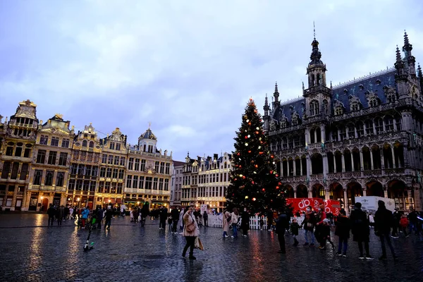 Lidé Navštíví Grand Place Zdobené Vánočním Stromečkem Bruselu Belgie Prosince — Stock fotografie