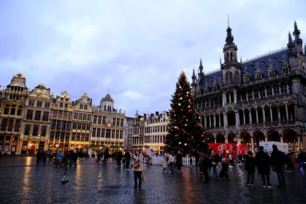 Pessoas Visitam Grand Place Decorada Com Uma Árvore Natal Bruxelas — Fotografia de Stock