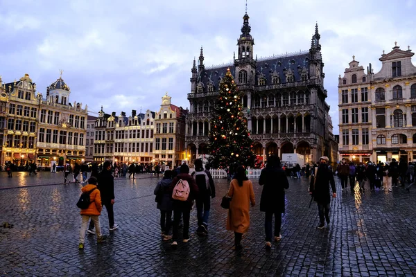 Pessoas Visitam Grand Place Decorada Com Uma Árvore Natal Bruxelas — Fotografia de Stock