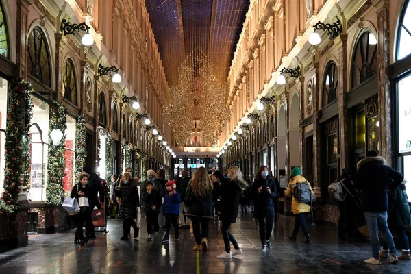 23 Aralık 202 'de Brüksel, Belçika' da ticari bir caddede yürüyen bir suçlu görülüyor.