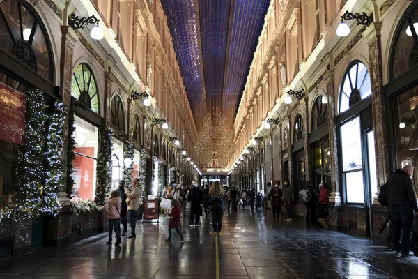 23 Aralık 202 'de Brüksel, Belçika' da ticari bir caddede yürüyen bir suçlu görülüyor.