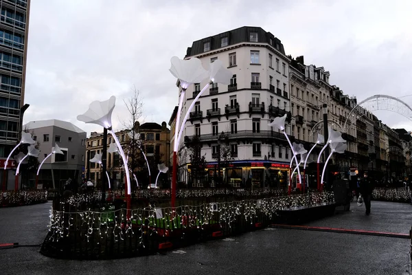 Gente Camina Entre Las Decoraciones Navideñas Centro Bruselas Bélgica Diciembre — Foto de Stock