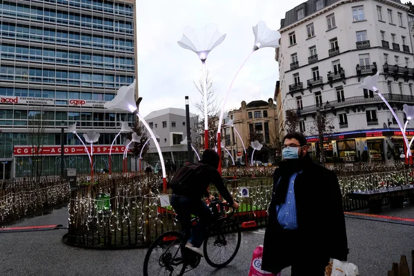 Gente Camina Entre Las Decoraciones Navideñas Centro Bruselas Bélgica Diciembre — Foto de Stock