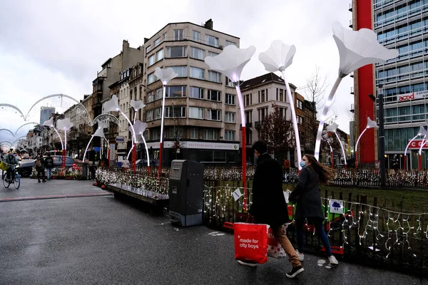 Gente Camina Entre Las Decoraciones Navideñas Centro Bruselas Bélgica Diciembre — Foto de Stock