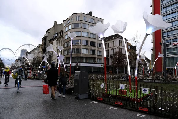 Gente Camina Entre Las Decoraciones Navideñas Centro Bruselas Bélgica Diciembre — Foto de Stock