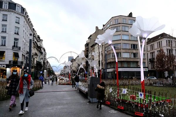 Gente Camina Entre Las Decoraciones Navideñas Centro Bruselas Bélgica Diciembre —  Fotos de Stock