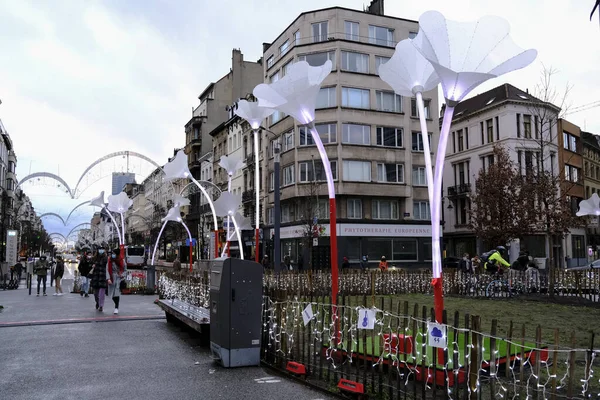 Gente Camina Entre Las Decoraciones Navideñas Centro Bruselas Bélgica Diciembre —  Fotos de Stock