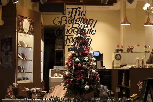 Emberek Elsétálnak Kirakatok Mellett Karácsonyi Dekorációval Brüsszel Belvárosában Belgiumban December — Stock Fotó