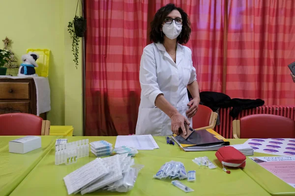 Une Infirmière Prépare Une Dose Vaccin Pfizer Biontech Covid Lors — Photo