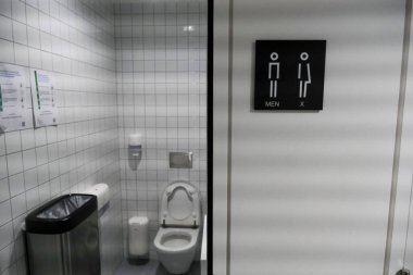 6 Ocak 2020 'de Belçika, Tervuren' deki tuvaletlerin dışındaki tüm cinsiyet tabelaları.