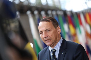 Dışişleri Bakanı Radoslaw SIKORSKI, 23 Haziran 2025 'te Brüksel, Belçika' daki AB genel merkezinde gerçekleşen dışişleri bakanları toplantısı öncesinde basın mensuplarına seslendi