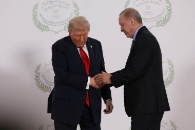 ABD Başkanı Donald Trump, 13 Ekim 2025 'te Mısır' ın Sharm el-Şeyh kentinde düzenlenen Gazze zirvesinde Türkiye Cumhurbaşkanı Recep Tayyip Erdoğan 'ı karşıladı.