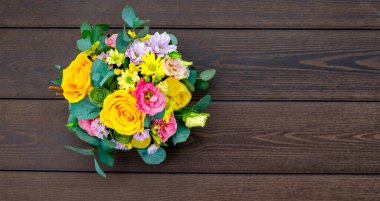 Sarı güller yakın planda bir bukette. Bahar buketi.