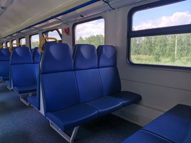 İçişleri koçu banliyö treni. Tren vagonu içeride. Salgın sırasında yolcuların yokluğu. Covid 19