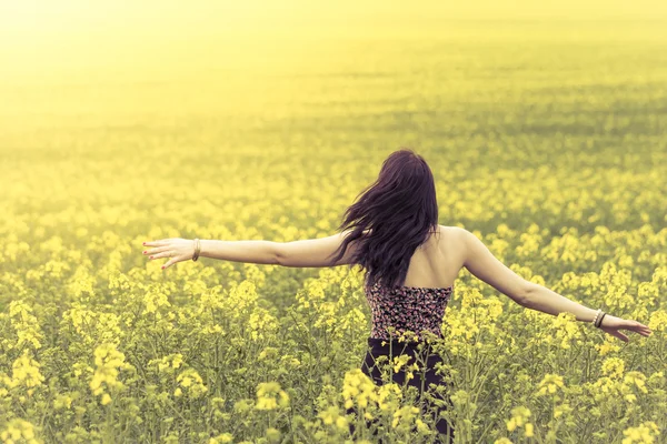 Mooie echte vrouw in zonnige zomer weide achter rechts — Stockfoto