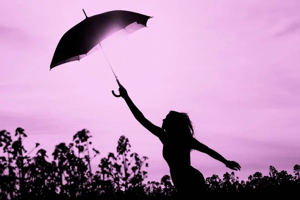 Mujer Silueta Libre Desenchufada Con Paraguas Hasta Cielo Rosa Chica — Foto de Stock