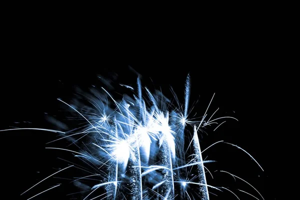 艳丽的焰火事件与蓝色发光的星空表演 高级娱乐魔术明星烟火表演除夕或独立日庆祝活动 漆黑的夜晚背景 — 图库照片