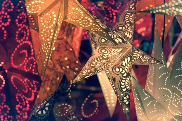 Lüks Kırmızı Turuncu Ksenli Fener Yıldızları Noel Pazarında Neşeli Bir — Stok fotoğraf