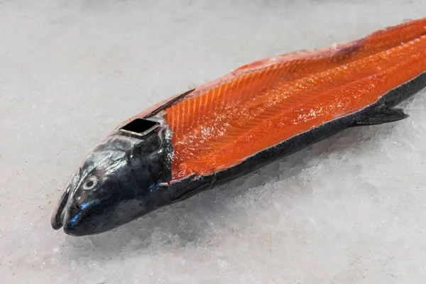 おいしい新鮮なサーモングルメ魚のフィレの準備体 オレンジ色の白縞模様の魚市場から伝統的な健康的な海の食べ物 寿司ランチやバーベキューディナーのための品質の食品 — ストック写真