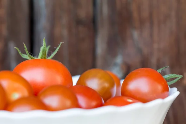 Cosecha Racimo Sabrosos Tomates Biológicos Rojos Tazón Blanco Deliciosas Verduras — Foto de Stock